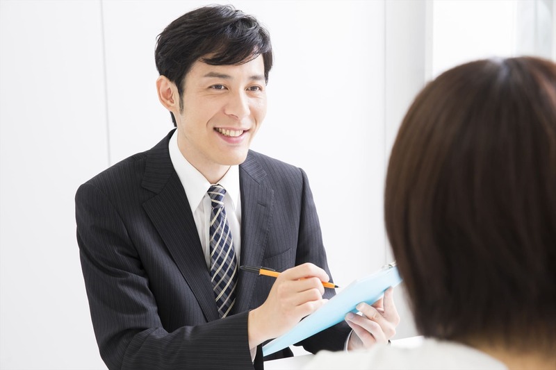 希望を聞く男性スタッフ