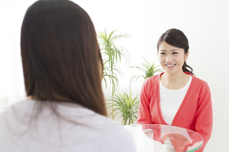 悩みを聞く女性スタッフ
