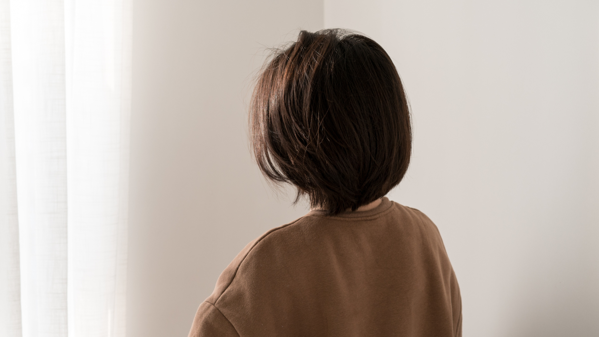 女性　後ろ姿
